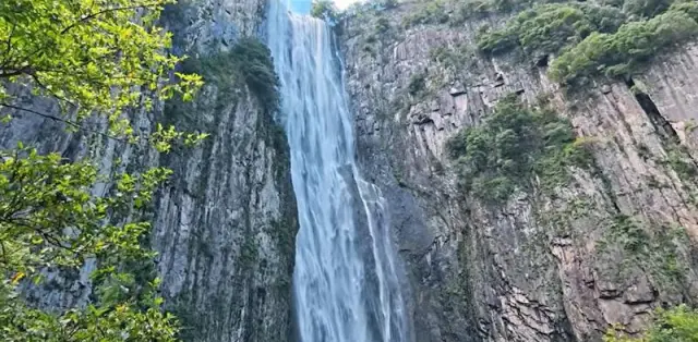 Водопад Байчжанцзи - трехкаскадный водопад в провинции Чжэцзян