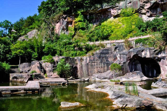 Остров Шэпань - вид на искусственные пещеры и каменные ландшафты