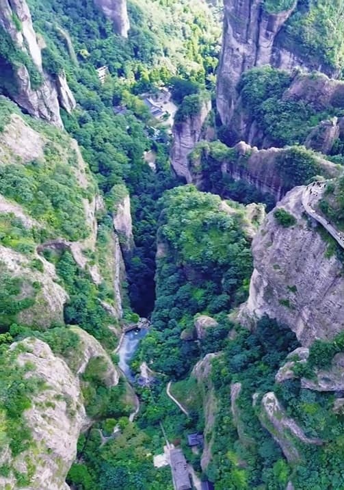 Горный пейзаж Яньданшань с уникальными скальными образованиями, водопадами и храмами