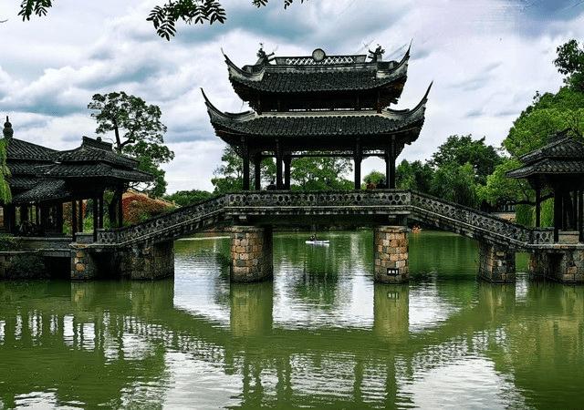 Панорамный вид на парк Ханьсян с древними мостами и каналами