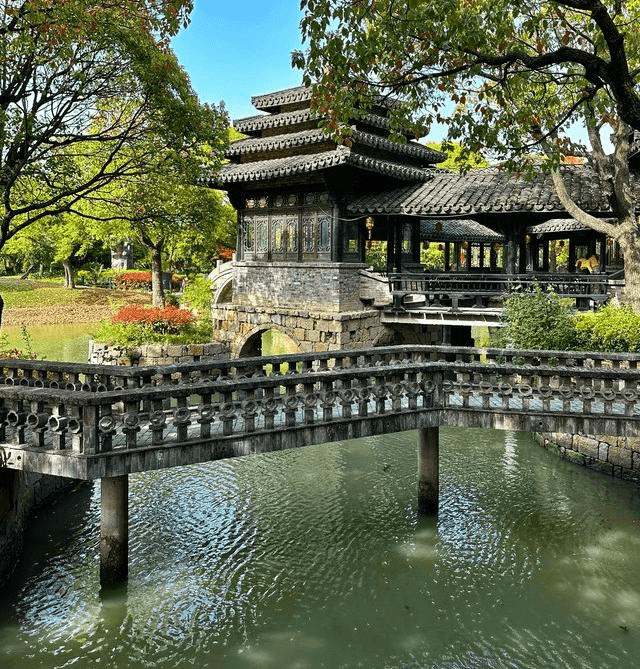 Вековые деревья и традиционные павильоны парка