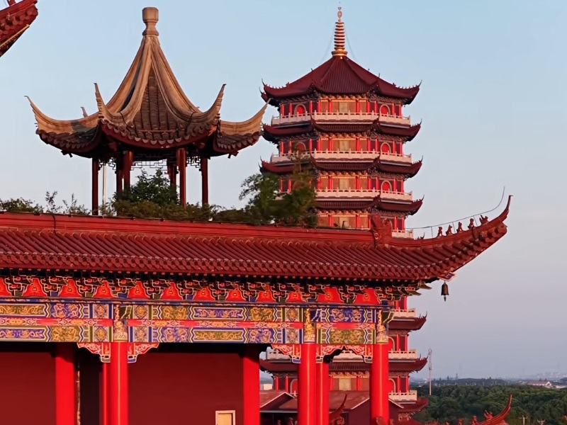 Буддийские статуи в храме