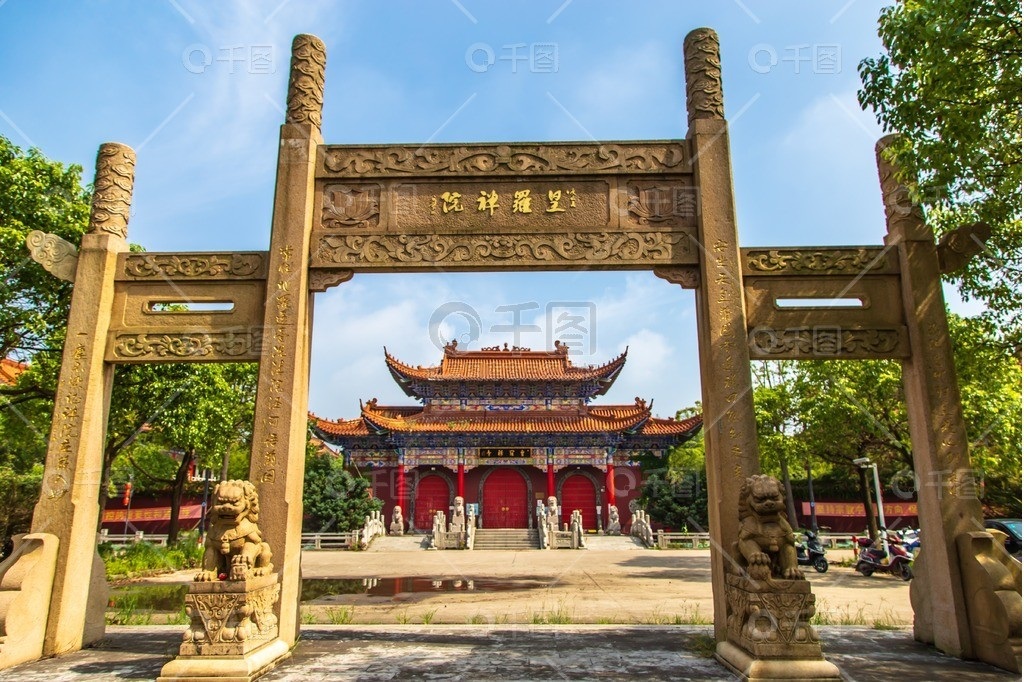 Буддийские алтари и ритуальные предметы