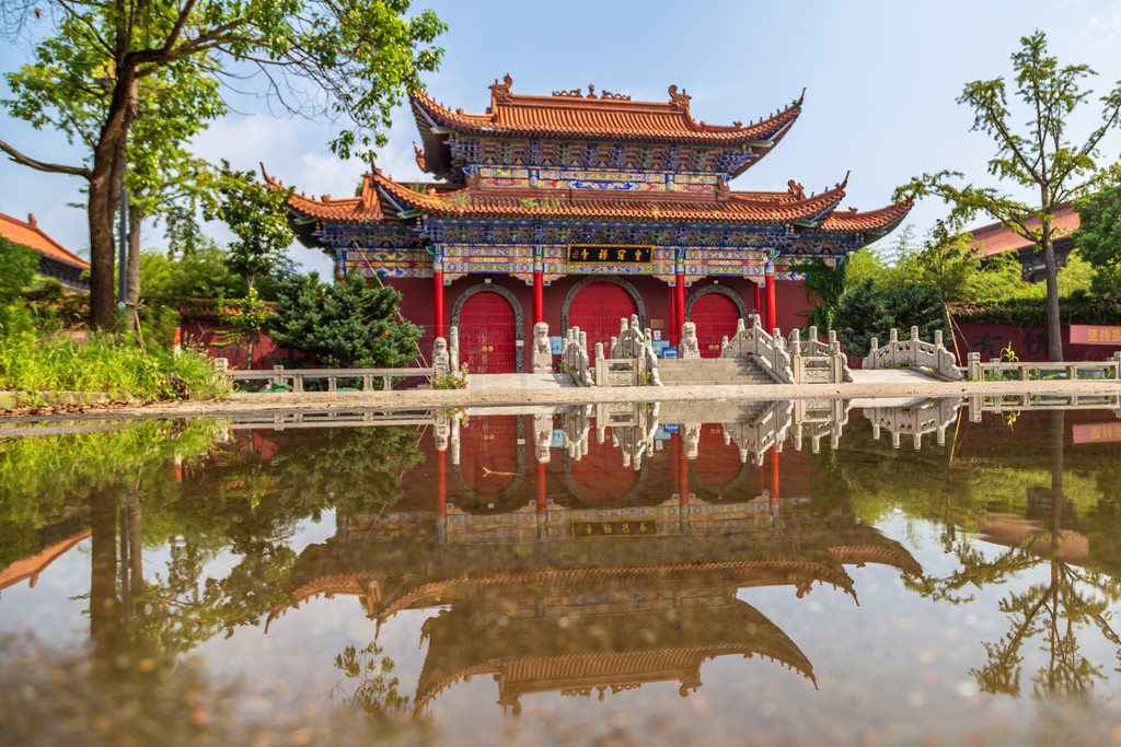 Резные украшения храма