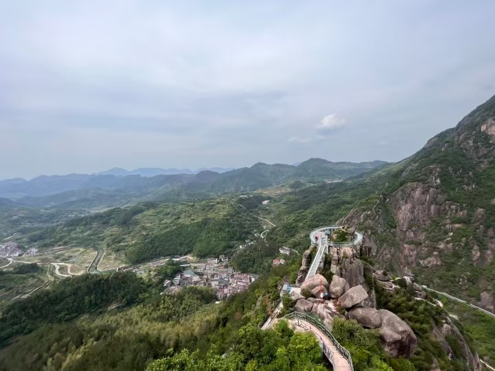 Панорамный вид на каньон Цзяолун с горными хребтами и водопадами