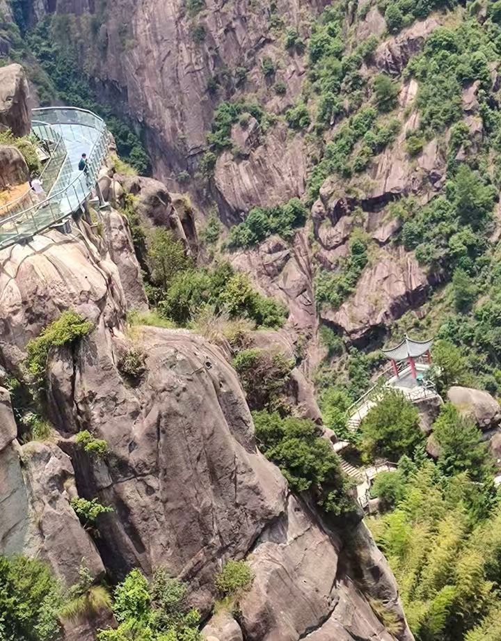 Стеклянные смотровые площадки над каньоном