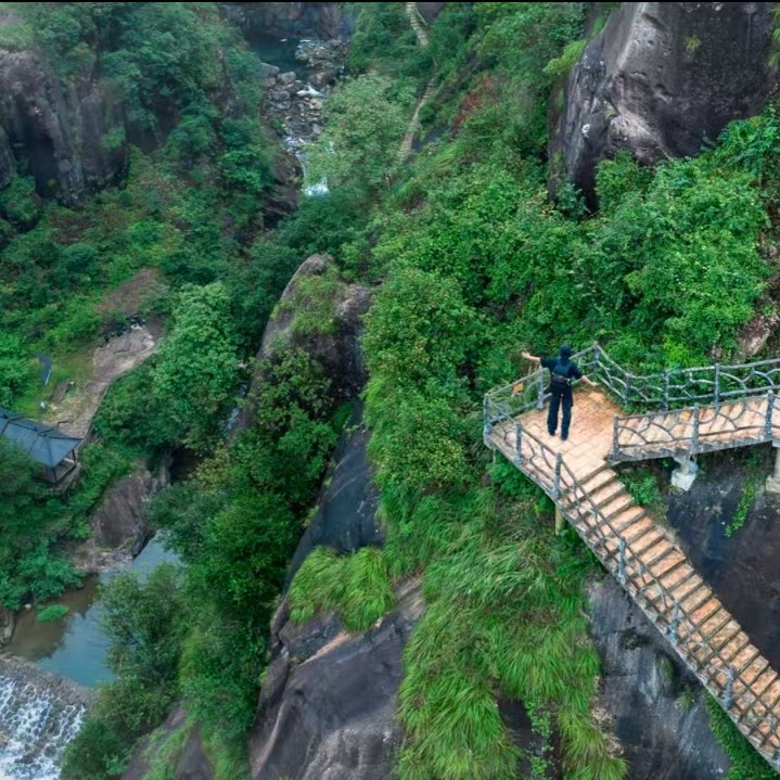 Живописные тропы вдоль ущелья