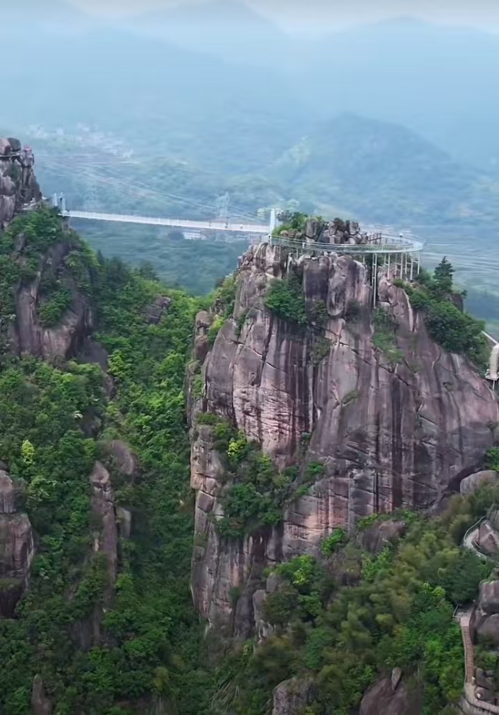 Вид с высоты на извивающийся каньон