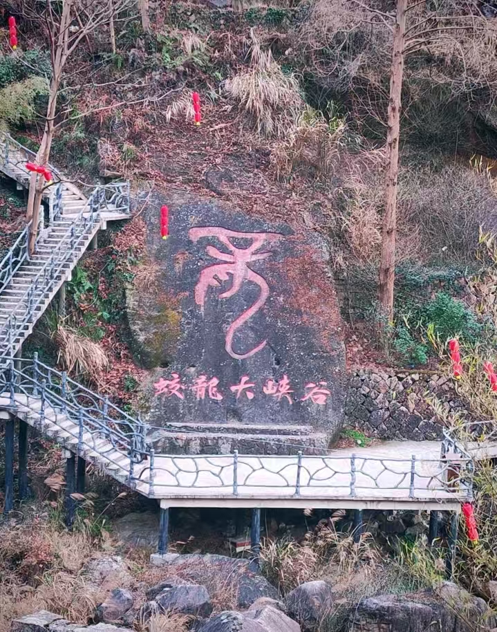 Бирюзовые водоемы каньона