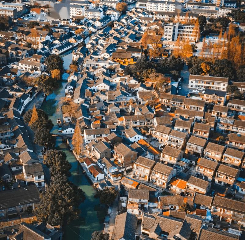 Панорамный вид на семь древних мостов Цзиньцзэ через каналы