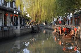 Узкая улочка в древнем городе Лиантанг