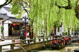 Местные жители у воды в Лиантанге