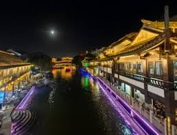 Извилистая улочка между домами