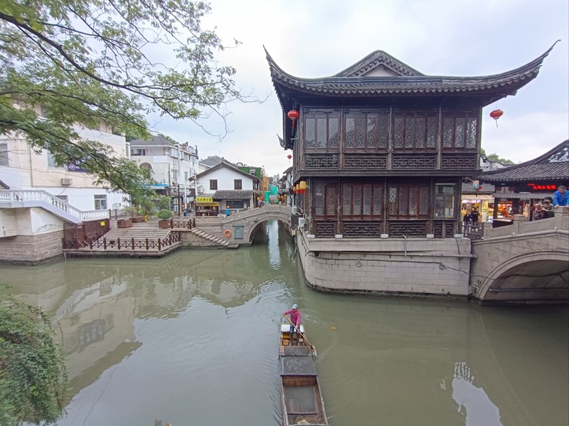 Панорамный вид на древний город Нансян с каналами и традиционной архитектурой