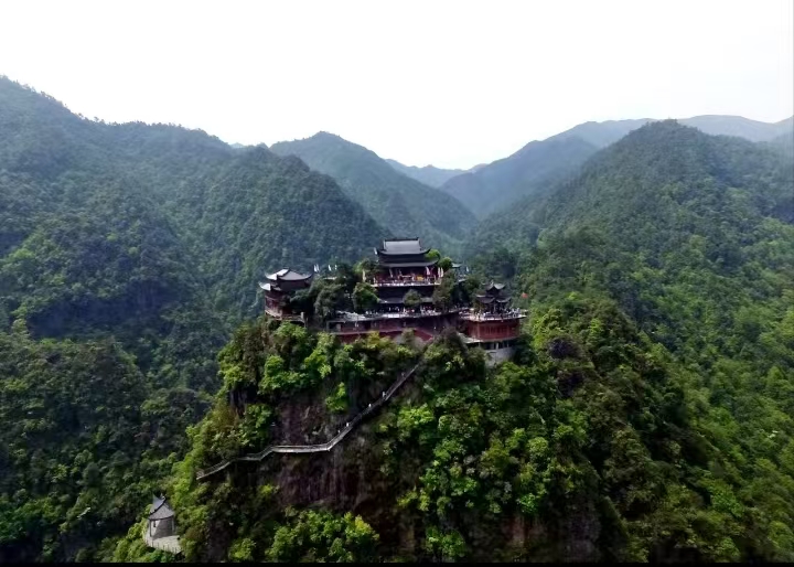 Панорамный вид даосского храма на горе Нютоушань с облаками