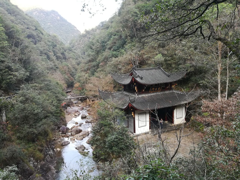 Вид с горы Нютоушань на окружающие пейзажи