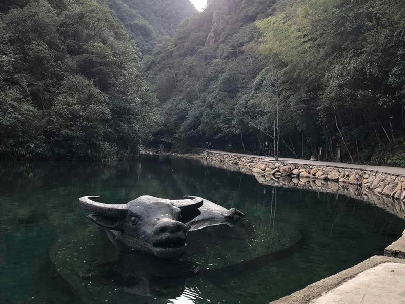 Горное озеро в заповеднике Нютоушань с кристально чистой водой