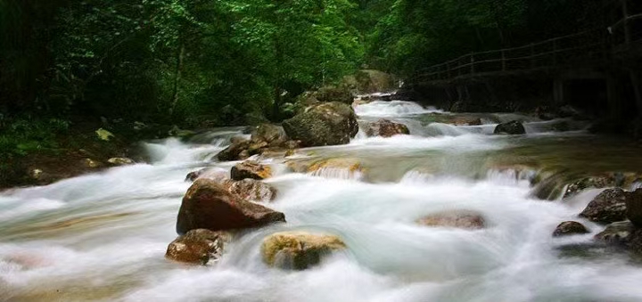 Горная река с водопадами в Нютоушань