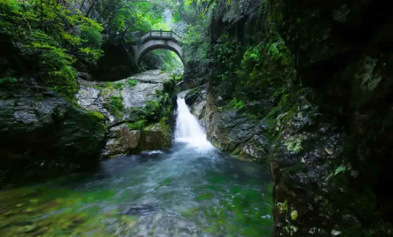 Извилистая горная река в долине Нютоушань