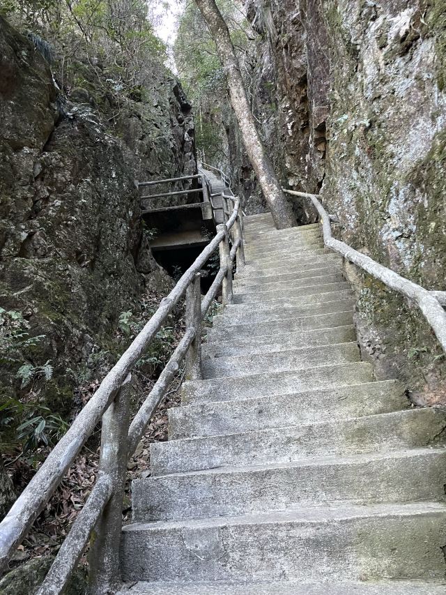 Подъем по горной тропе на вершину Нютоушань