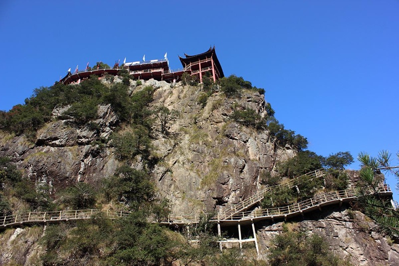 Извилистая дорога вдоль скалистой горы Нютоушань