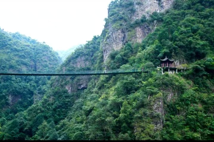 Подвесной мост через ущелье в Нютоушань