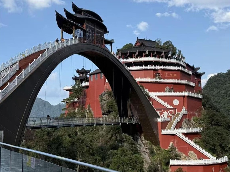 Воздушный мост между скалами Нютоушань