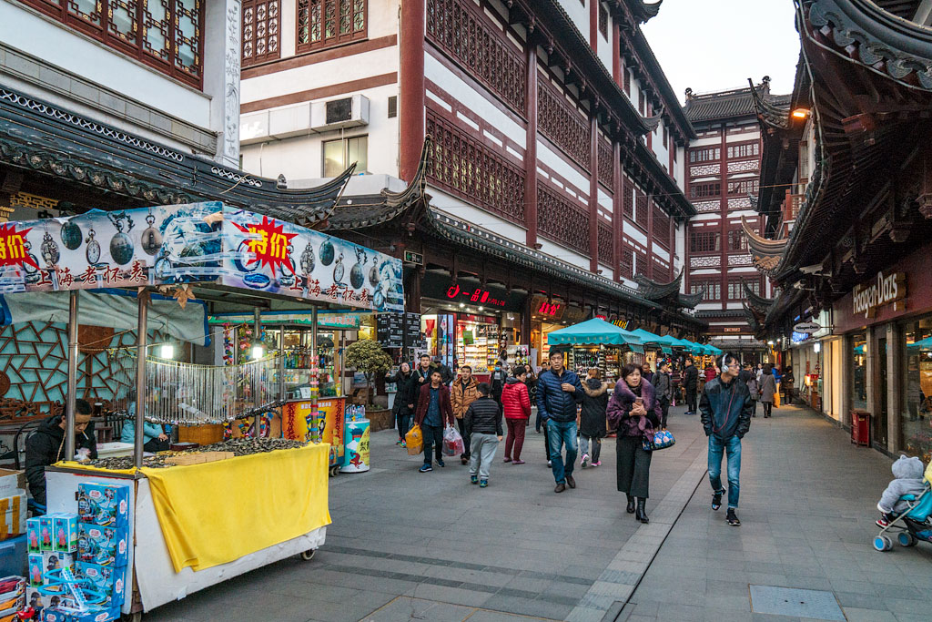 Шанхай - контраст традиционной и современной архитектуры