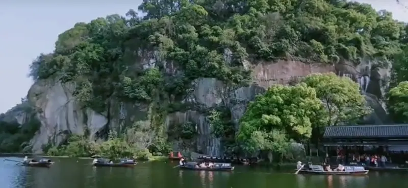 Каменные образования в Кэянь - результат тысячелетней добычи камня