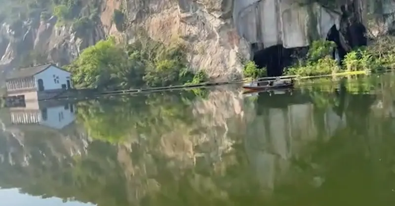 Озеро Дунху с отвесными скалами и чистой водой