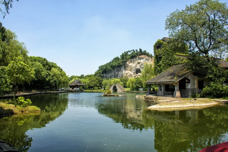 Каменная скульптура Будды в Кэянь