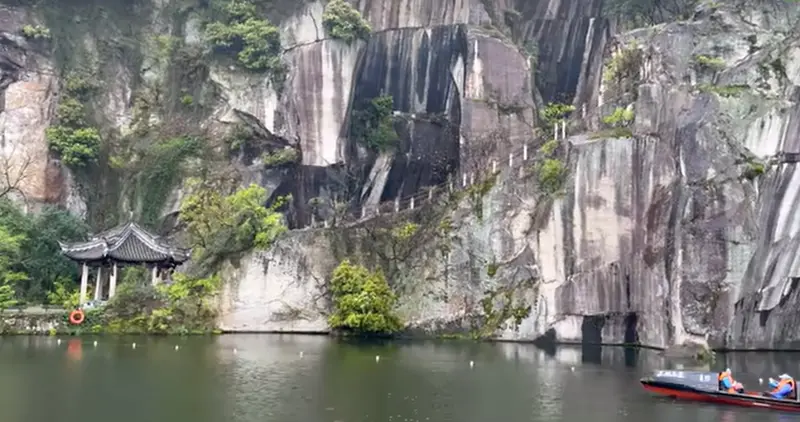Вход в парк Кэянь с традиционной китайской архитектурой
