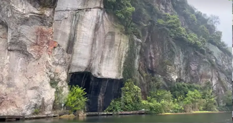 Знаменитая каменная скульптура Небесного Будды в Кэянь