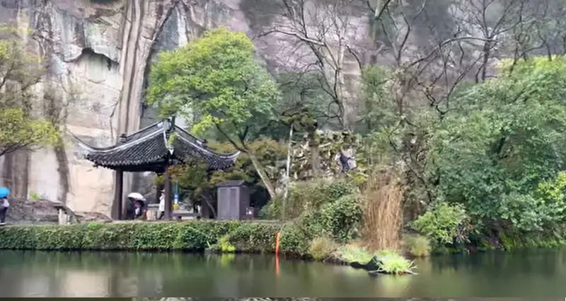 Пещеры и гроты озера Дунху