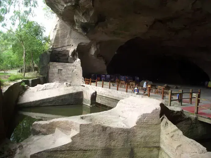 Вход в пещеру Дикарей (野人洞) на острове Шэпань