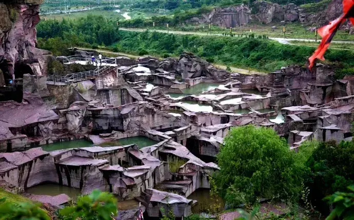 Интерьер пещеры с каменной резьбой