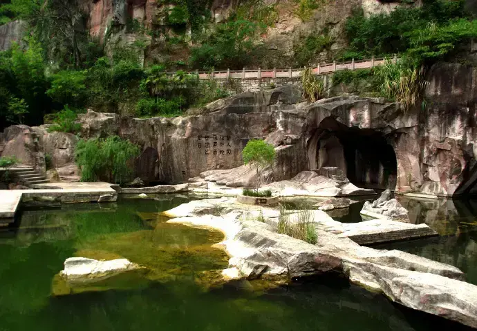 Вид на море и рыбные фермы со смотровой площадки