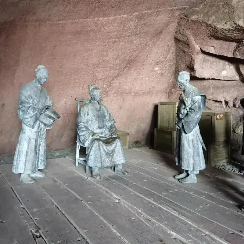 Вечерние огни на набережной острова