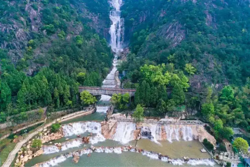 Водопад Тяньтайшань - самый высокий искусственный водопад в Азии высотой 325 метров