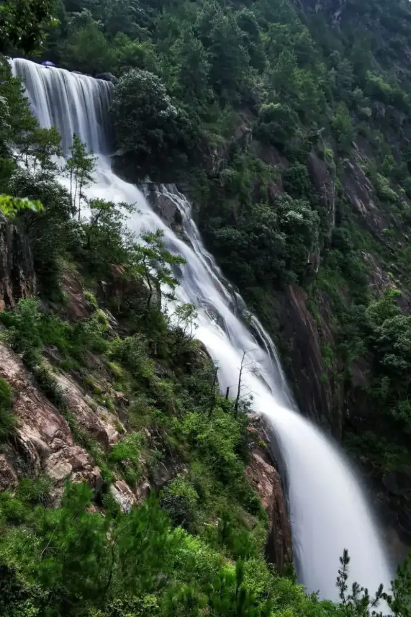 Вид на водопад Тяньтайшань с нижней точки - экскурсии с гидом