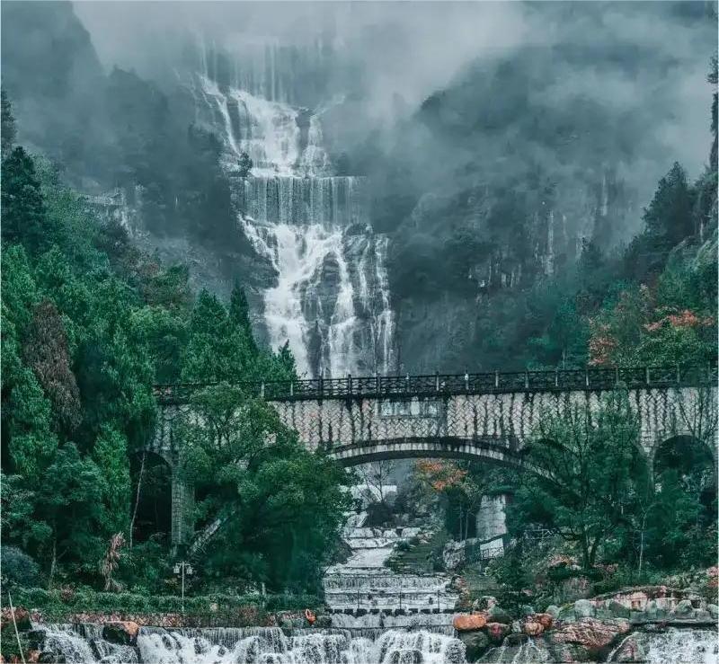 Тропа к водопаду Тяньтайшань в горах Китая