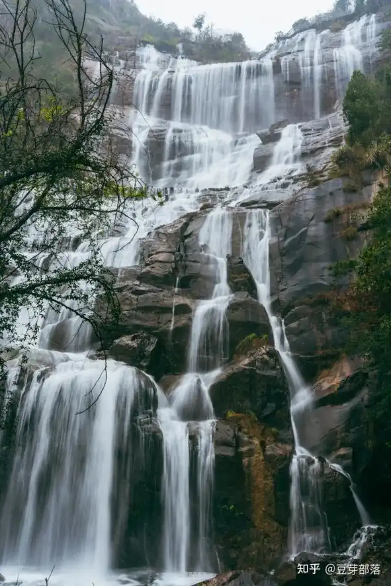 Панорамный вид на водопад Тяньтайшань с обзорной площадки