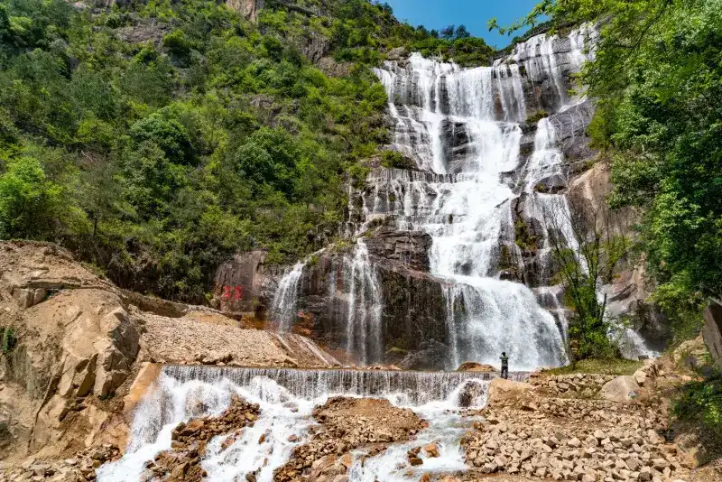 Тропа вдоль водопада Тяньтайшань - пеший маршрут
