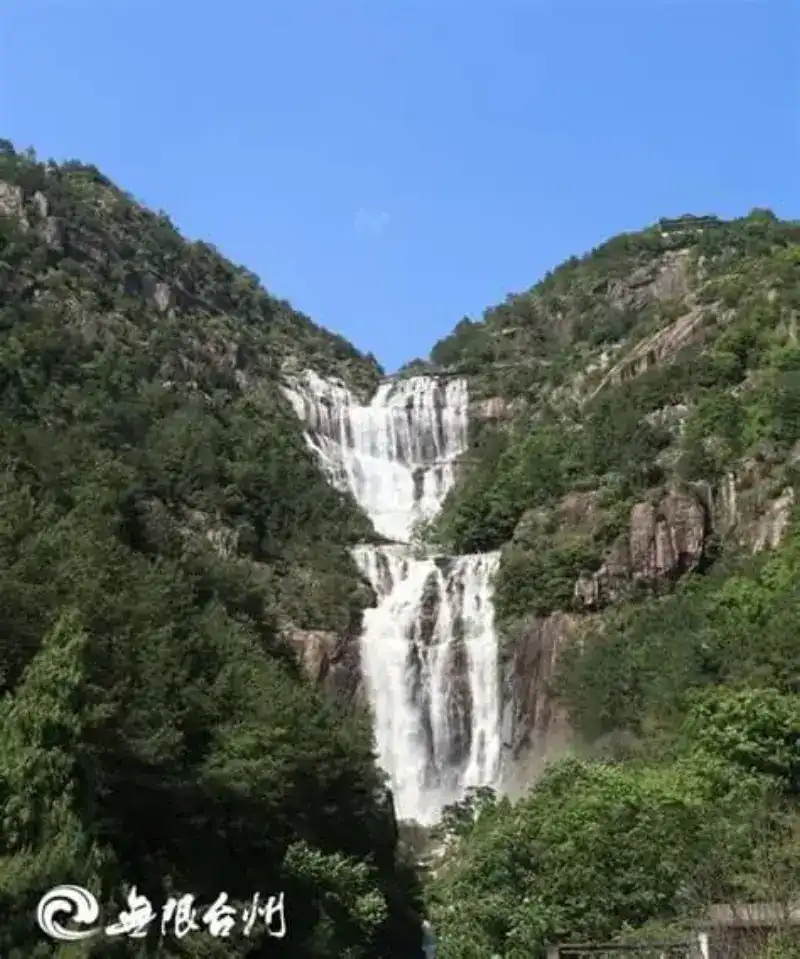 Подвесной мост у водопада Тяньтайшань - экстремальные виды