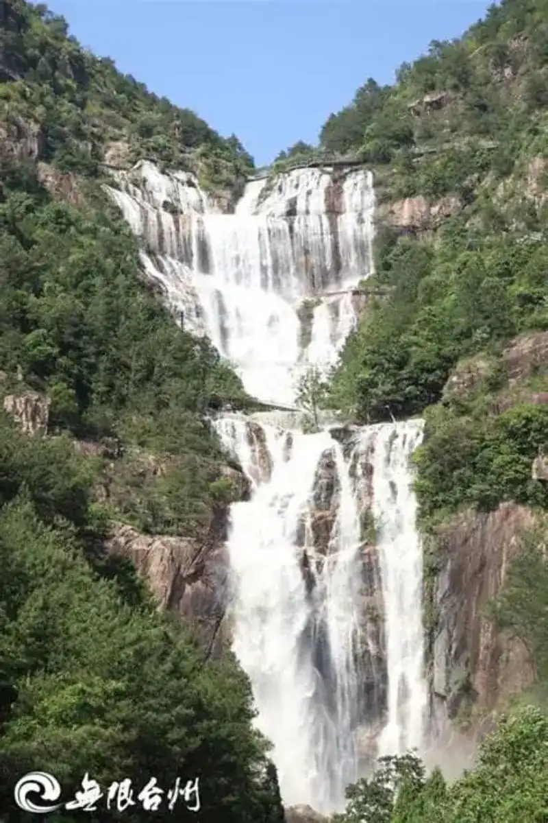 Вид сверху на водопад Тяньтайшань - вершина горы