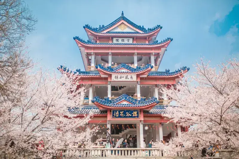 Роскошный интерьер Дворца Брахмы (Линшань Фангун)