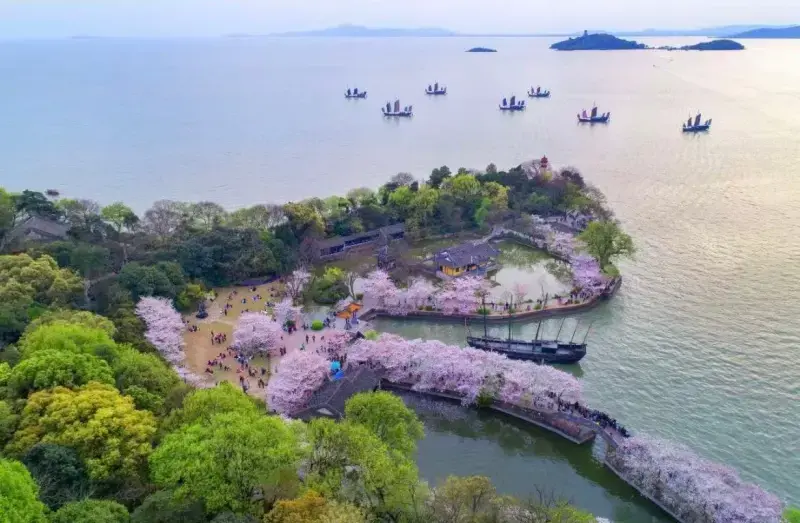 Традиционные китайские лодки на озере Тайху