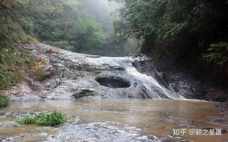 Тропа вдоль каскадов водопада Усе в горах Китая