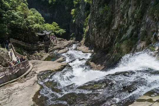Первый водопад каскада Усе - самый мощный и впечатляющий