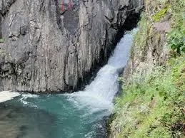 Храм Усе - древний храм у водопада